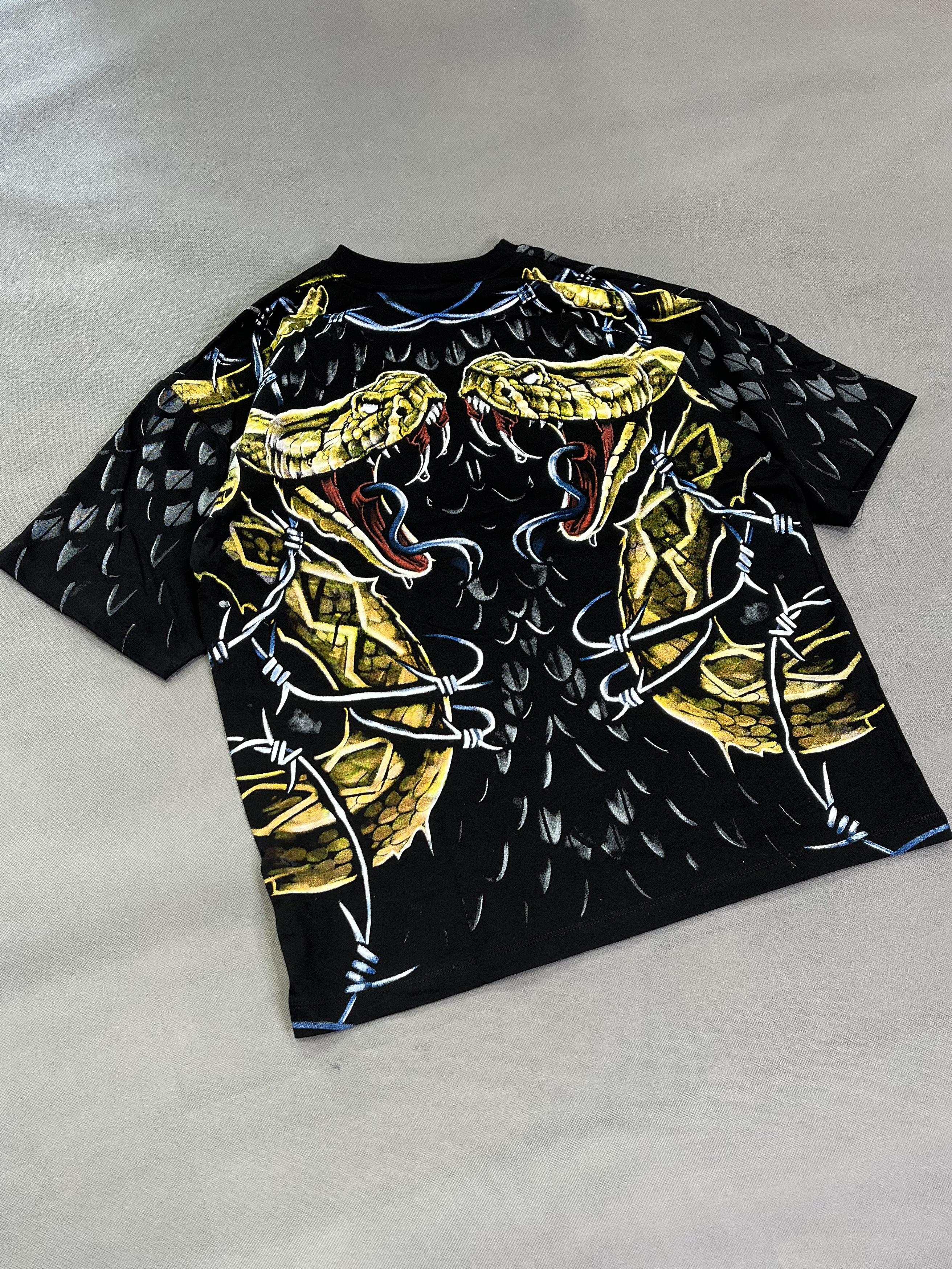 تیشرت مردانه مشکی قواره باکسی چاپ مار سه بعدی پشت چاپ