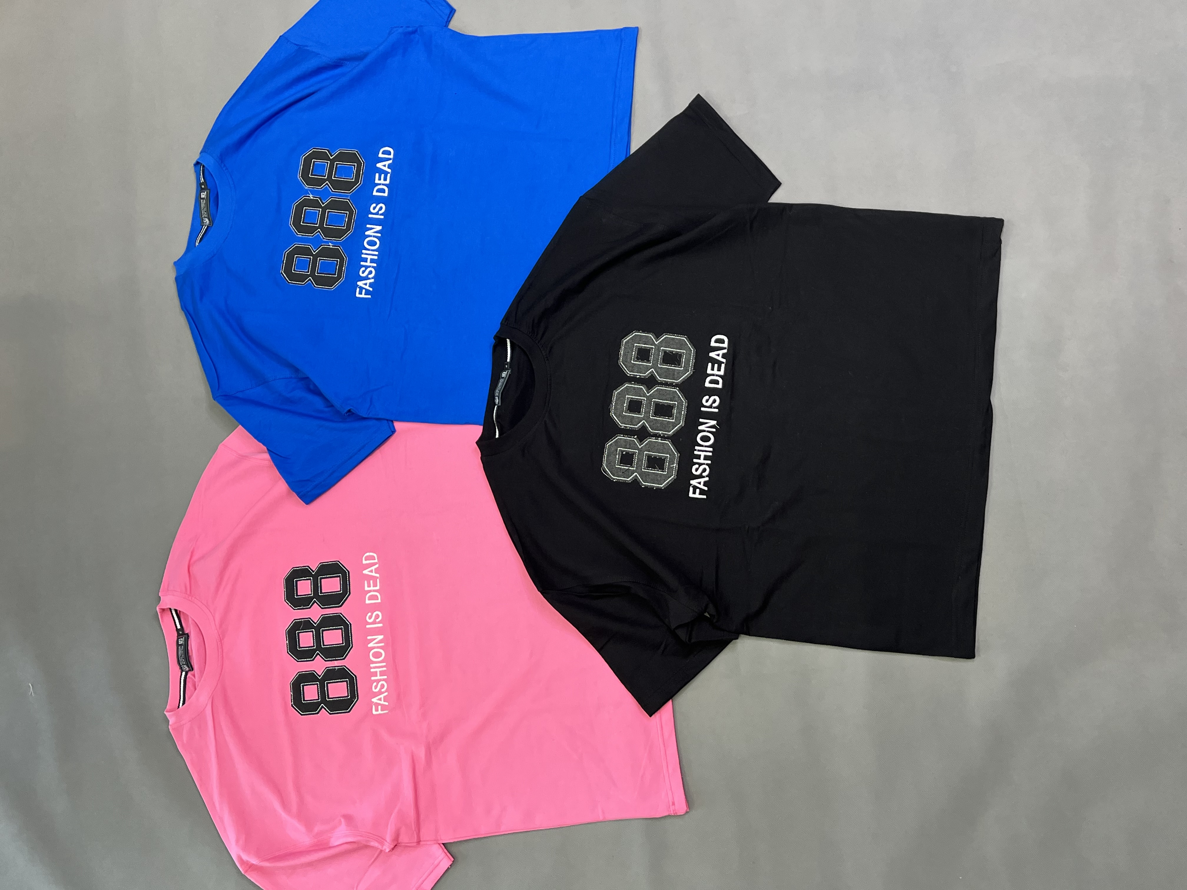 تیشرت مردانه گلدوزی دار رنگ ابی و صورتی و مشکی پشت و پیش گلدوزی ۸۸۸